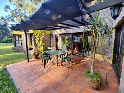 Casa ID.368 - Venta de casa con piscina y más de 3.000 m² de terreno en Balneario Bella Vista, Piriápolis