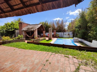 Casa ID.202 - ! Encantadora casa a la venta a 400 metros del mar en el hermoso Balneario Las Flores, Piriápolis !