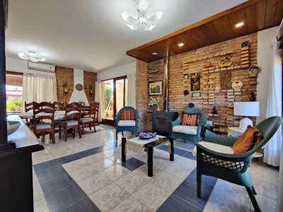 Casa ID.380 - Casa en venta en Barrio Los Ángeles, Piriápolis, a 50 metros de la Rambla