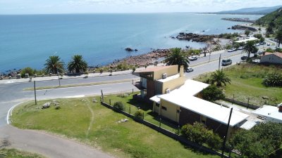 Casa ID.230 - Tu lugar soñado en Piriápolis!! Casa a la venta frente al mar sobre la Rambla de Punta Fria.