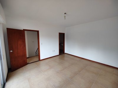 Casa ID.33 - Piriapolis, Casa en venta de 3 dormitorios y 3 baños a 200 metros de la playa.