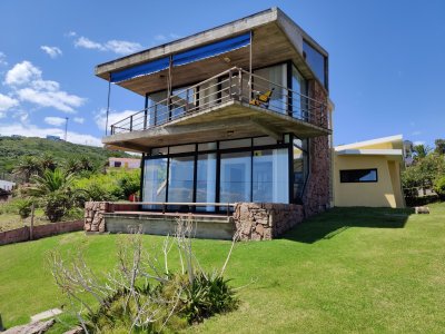 Casa ID.230 - Tu lugar soñado en Piriápolis!! Casa a la venta frente al mar sobre la Rambla de Punta Fria.