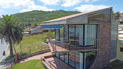 Casa ID.230 - Tu lugar soñado en Piriápolis!! Casa a la venta frente al mar sobre la Rambla de Punta Fria.