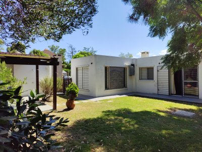 Casa ID.340 - Casa en venta en Playa Hermosa, Piriápolis - 3 dormitorios, parque y garage