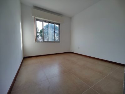 Casa ID.33 - Piriapolis, Casa en venta de 3 dormitorios y 3 baños a 200 metros de la playa.