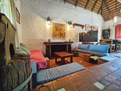 ! Encantadora casa a la venta a 400 metros del mar en el hermoso Balneario Las Flores, Piriápolis !
