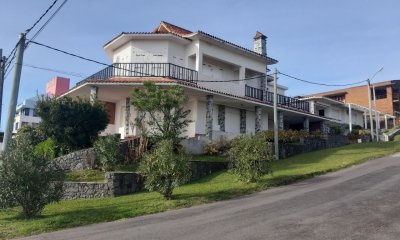 Chalet de época a la venta sobre el pasaje superior Piria, hermosas vistas