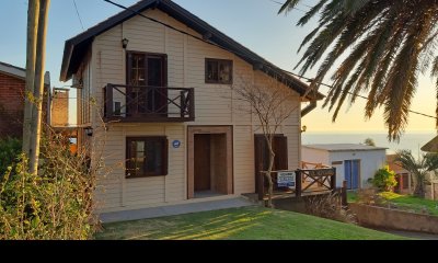 Cabaña de madera en venta en Punta Fría, con hermosas vistas