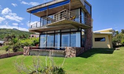 Tu lugar soñado en Piriápolis!! Casa a la venta frente al mar sobre la Rambla de Punta Fria.