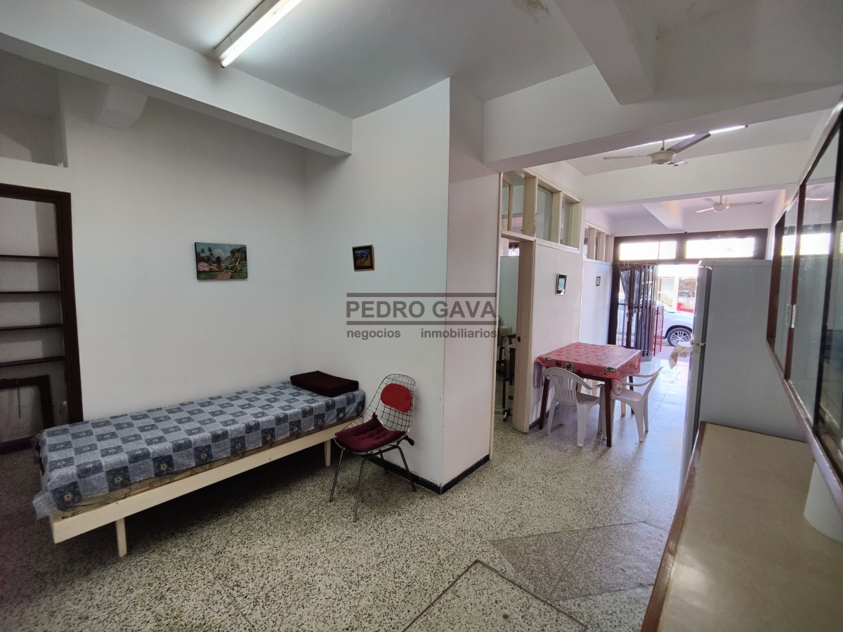 Local Comercial ID.229 - En venta - Local Comercial y apartamento de 2 dormitorios en Piriapolis a metros de la Rambla !!