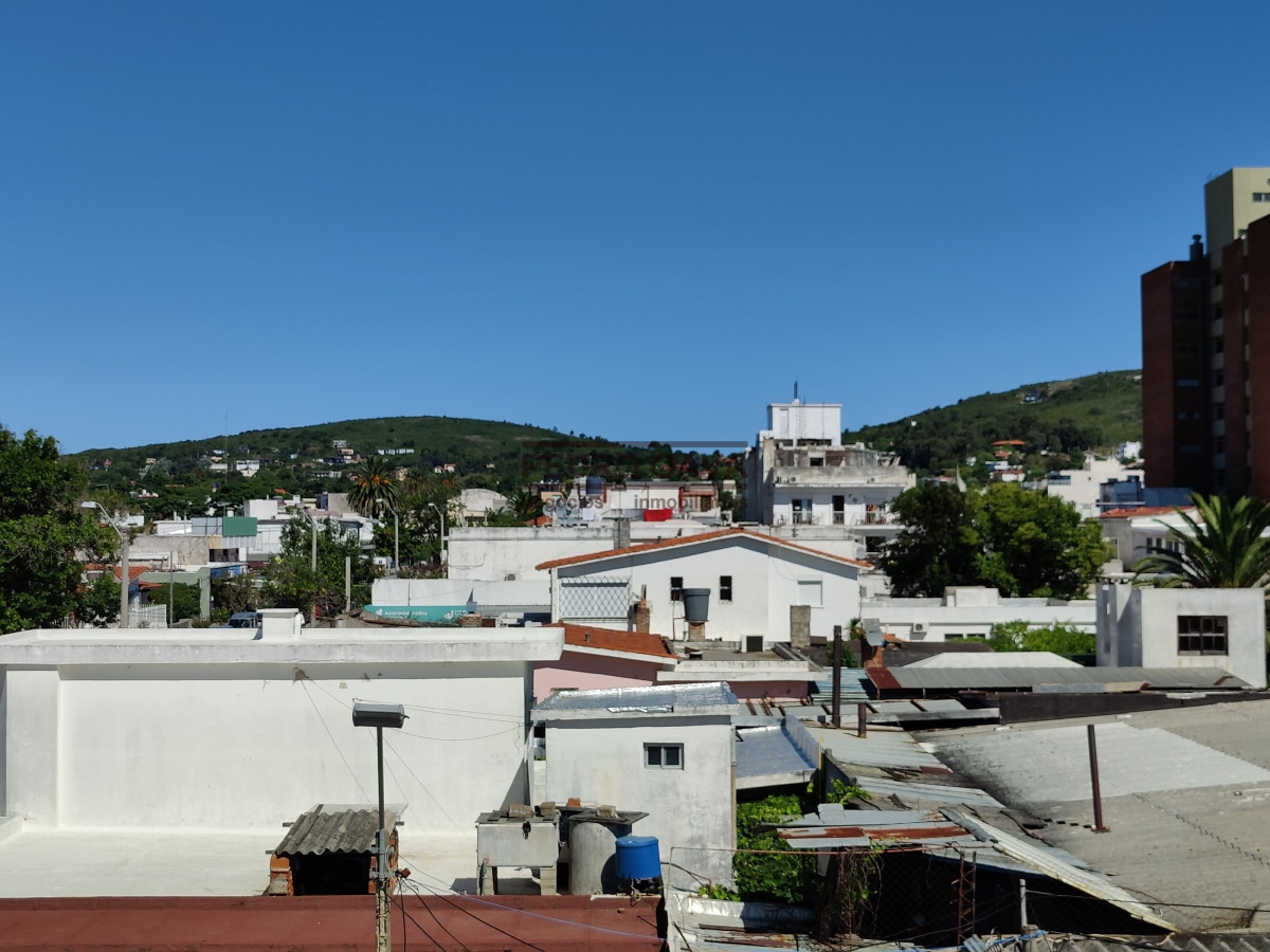 Local Comercial ID.229 - En venta - Local Comercial y apartamento de 2 dormitorios en Piriapolis a metros de la Rambla !!