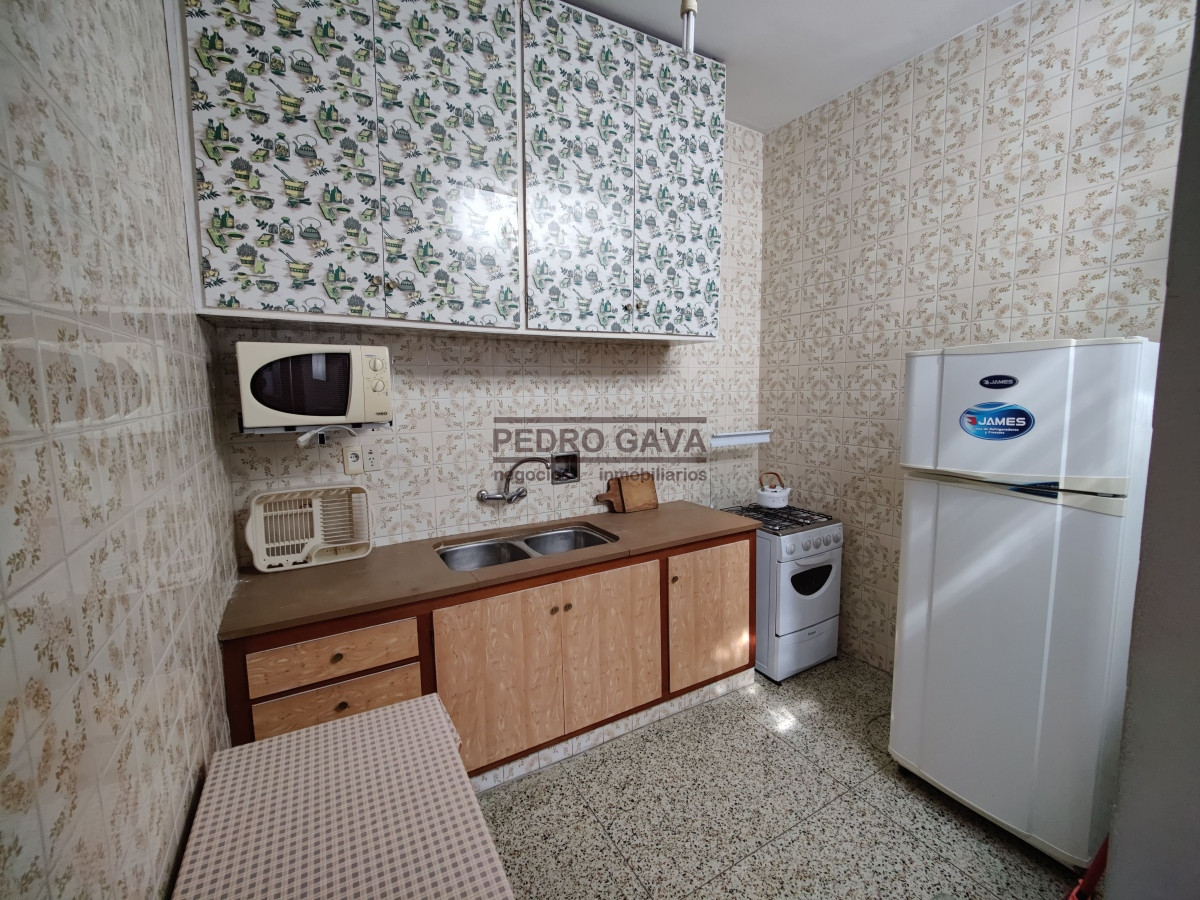 Local Comercial ID.229 - En venta - Local Comercial y apartamento de 2 dormitorios en Piriapolis a metros de la Rambla !!