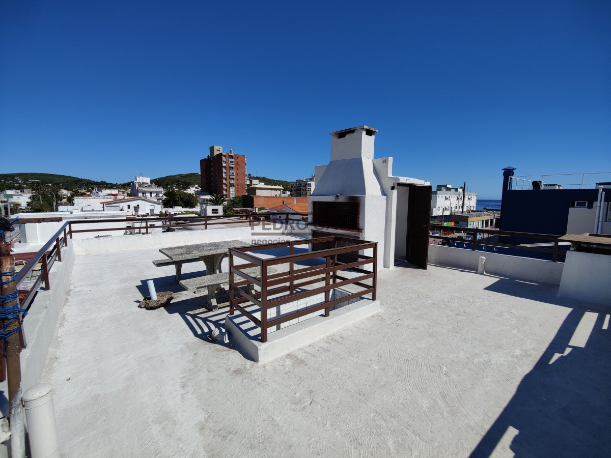 Local Comercial ID.229 - En venta - Local Comercial y apartamento de 2 dormitorios en Piriapolis a metros de la Rambla !!