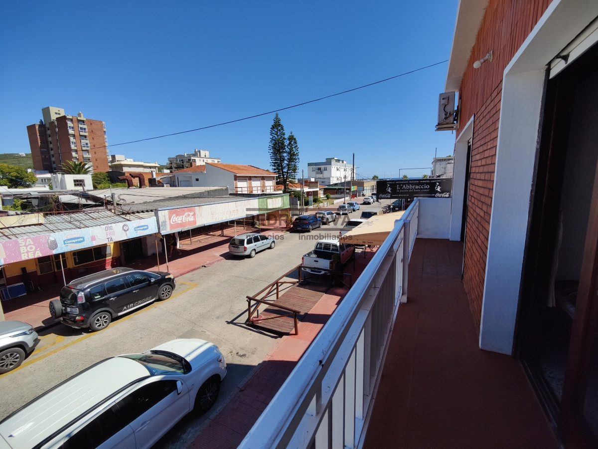 Local Comercial ID.229 - En venta - Local Comercial y apartamento de 2 dormitorios en Piriapolis a metros de la Rambla !!