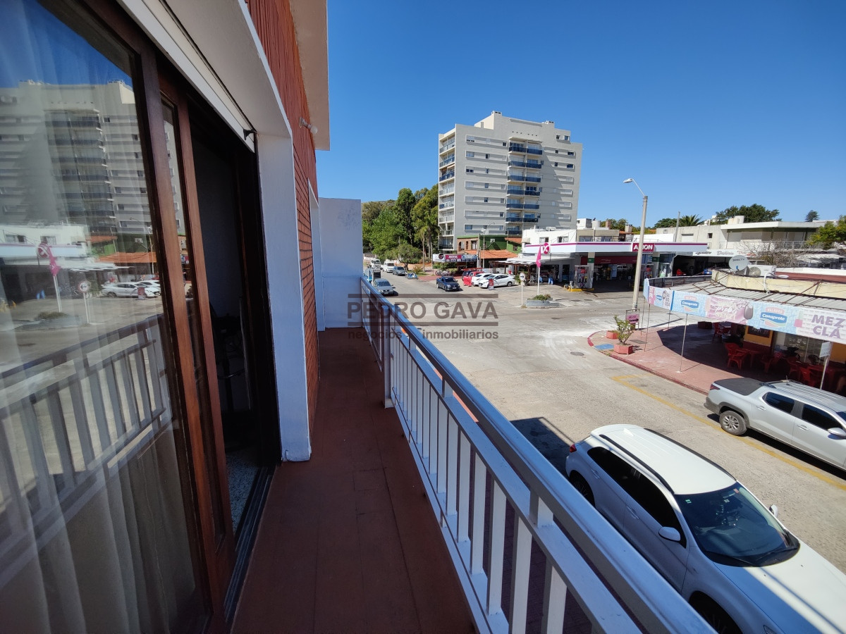 Local Comercial ID.229 - En venta - Local Comercial y apartamento de 2 dormitorios en Piriapolis a metros de la Rambla !!