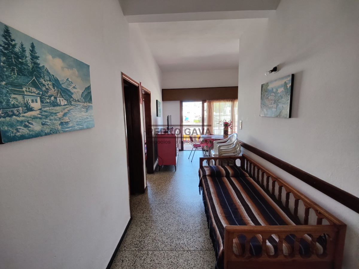 Local Comercial ID.229 - En venta - Local Comercial y apartamento de 2 dormitorios en Piriapolis a metros de la Rambla !!