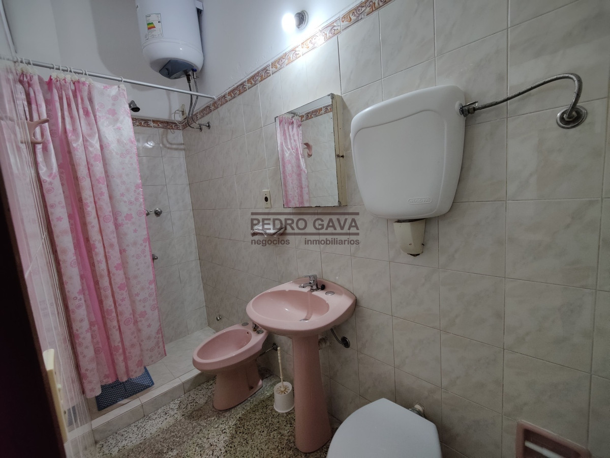 Local Comercial ID.229 - En venta - Local Comercial y apartamento de 2 dormitorios en Piriapolis a metros de la Rambla !!