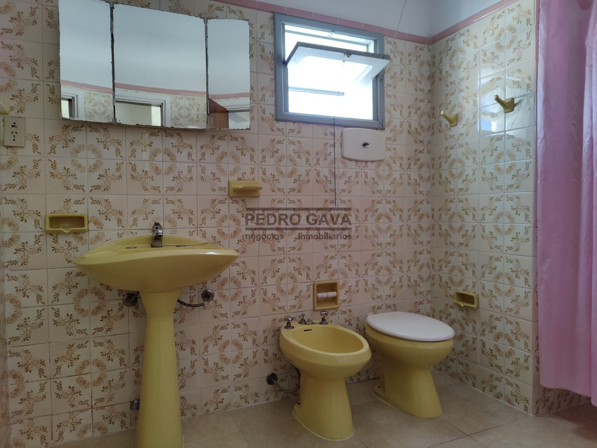Local Comercial ID.229 - En venta - Local Comercial y apartamento de 2 dormitorios en Piriapolis a metros de la Rambla !!