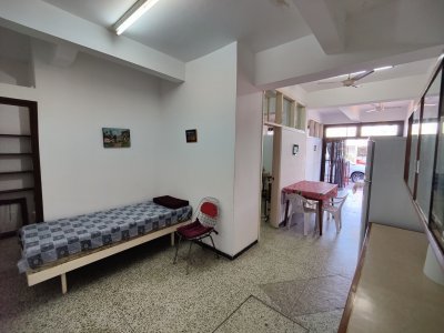 Local Comercial ID.229 - En venta - Local Comercial y apartamento de 2 dormitorios en Piriapolis a metros de la Rambla !!