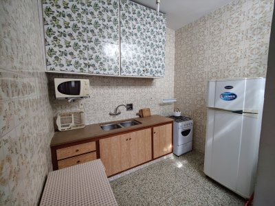 Local Comercial ID.229 - En venta - Local Comercial y apartamento de 2 dormitorios en Piriapolis a metros de la Rambla !!