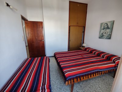 Local Comercial ID.229 - En venta - Local Comercial y apartamento de 2 dormitorios en Piriapolis a metros de la Rambla !!