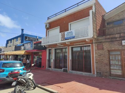 Local Comercial ID.229 - En venta - Local Comercial y apartamento de 2 dormitorios en Piriapolis a metros de la Rambla !!