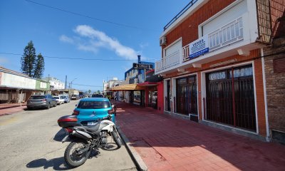 En venta - Local Comercial y apartamento de 2 dormitorios en Piriapolis a metros de la Rambla !!