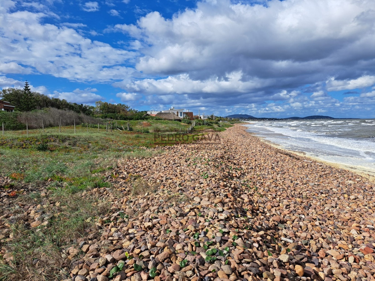 Terreno ID.148 - Gran lote con 56 metros de frente al mar en Las Flores