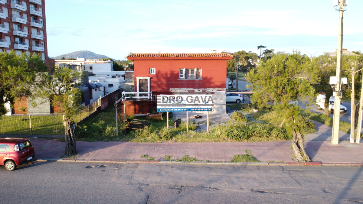 Venta de terreno sobre la Rambla de Piriápolis   Frente al Hotel Argentino - GoPunta - Portal Inmobiliario de Punta del Este - Maldonado
