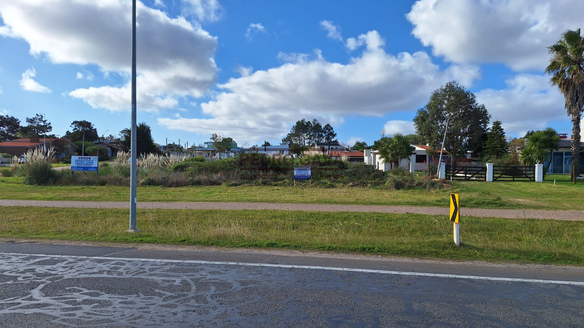 Terreno ID.131 - Frente al mar!!! Terreno de 533 m2  a la venta en Playa Hermosa, Piriapolis
