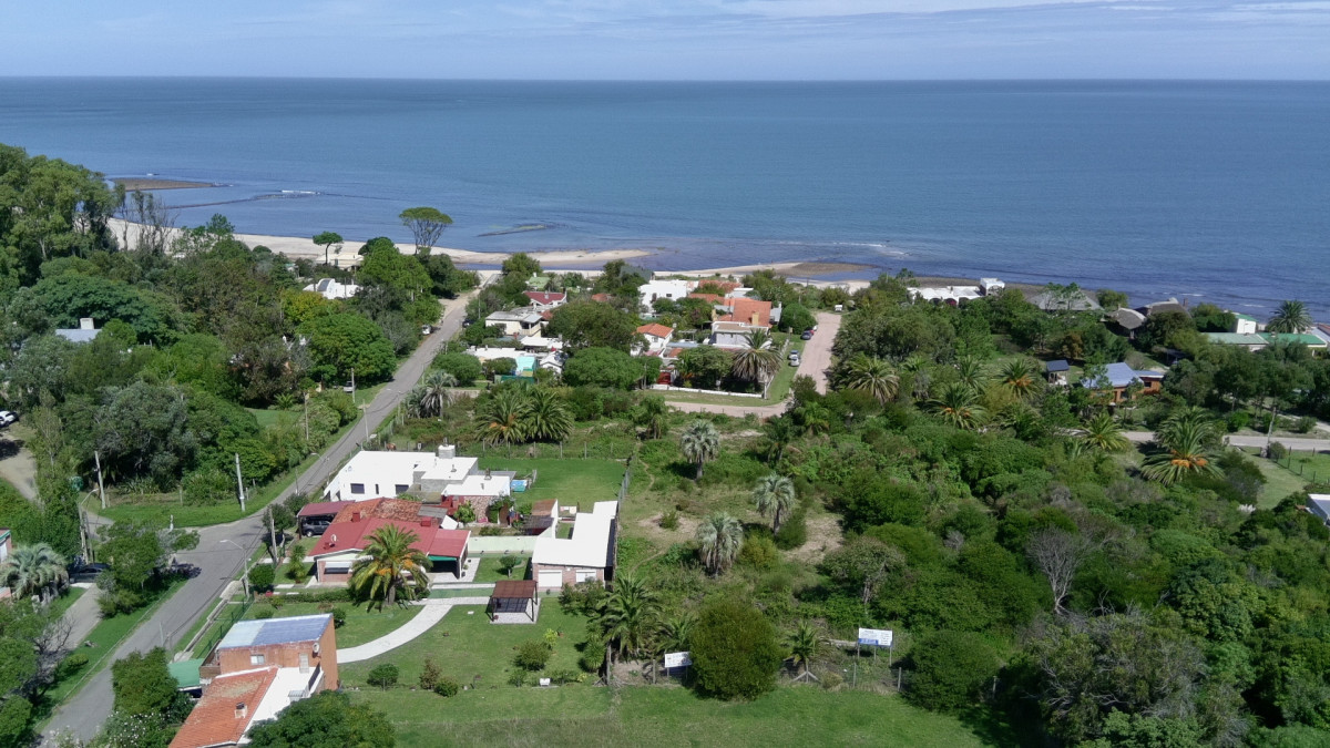 Terreno en venta en Balneario Las Flores, a metros del mar, 1.753 m² con excelente altura
