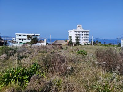 ¡Oportunidad en Punta Fría, Piriapolis ! Terreno en venta con vista al mar a pasos de la playa.