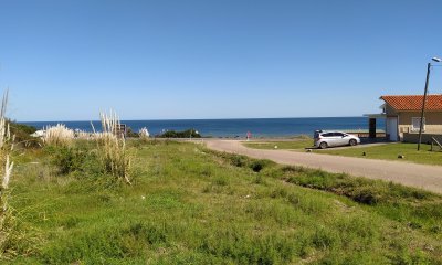 Excelente esquina en venta frente al mar en Balneario Playa Hermosa, Piriapolis