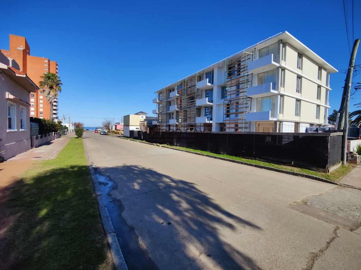 A metros de la Rambla de Piriapolis !! apartamento a estrenar de 1 dormitorio.