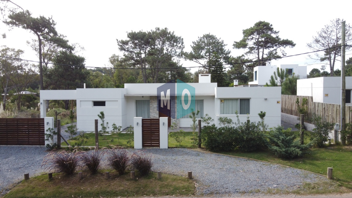 Casa ID.1042 - Casa a estrenar en La Barra, 3 dormitorios, piscina