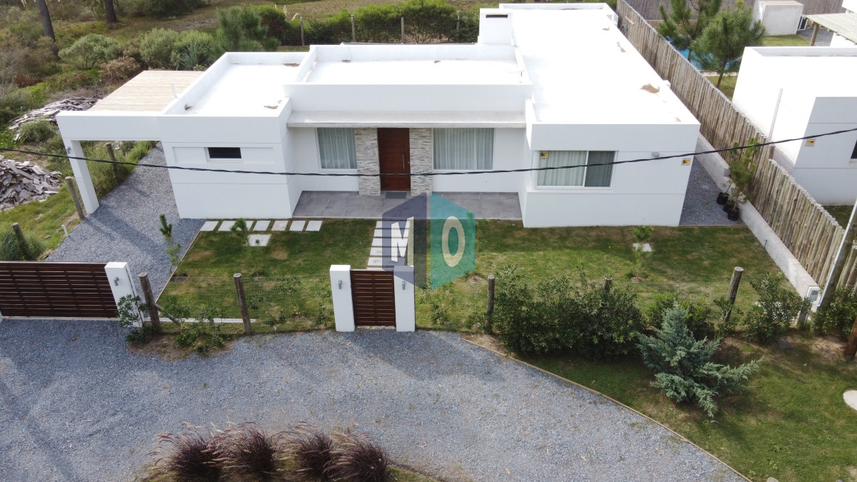 Casa ID.1042 - Casa a estrenar en La Barra, 3 dormitorios, piscina