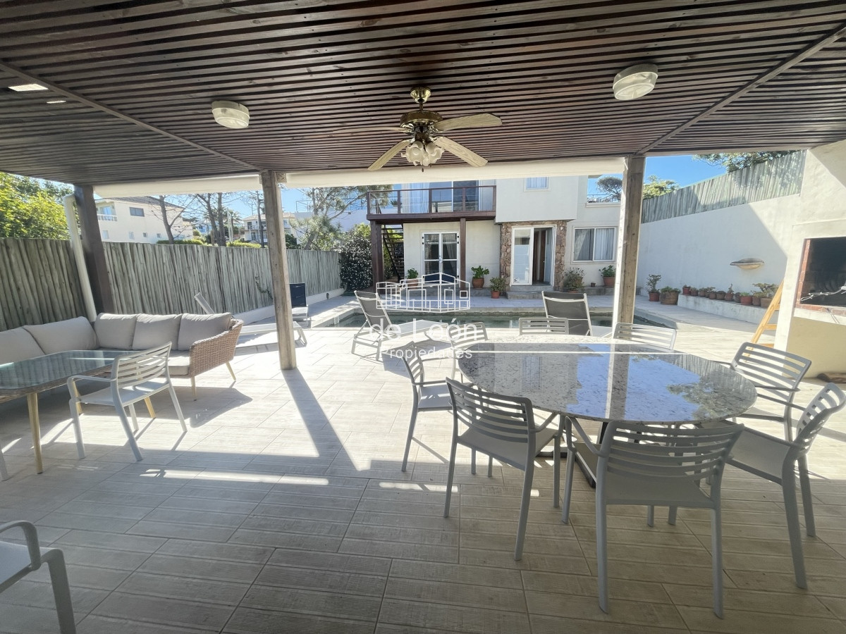 Casa ID.15125 - EN VENTA COMODA CASA EN MONTOYA FRENTE AL MAR 5 DORMITORIOS