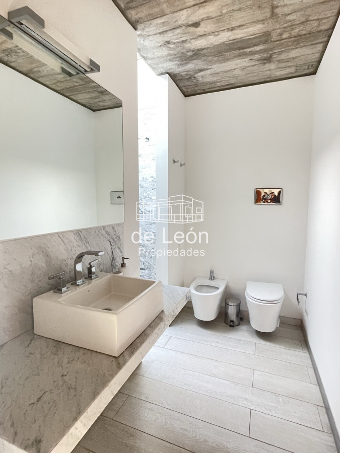 Casa ID.15201 - CASA EN VENTA EN LA BARRA A POCOS METROS DE LA PLAYA 5 DORMITORIOS