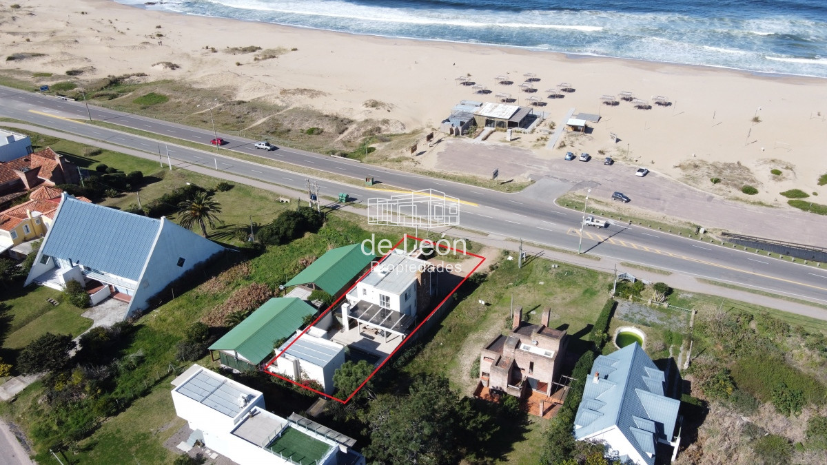 Casa ID.15125 - EN VENTA COMODA CASA EN MONTOYA FRENTE AL MAR 5 DORMITORIOS