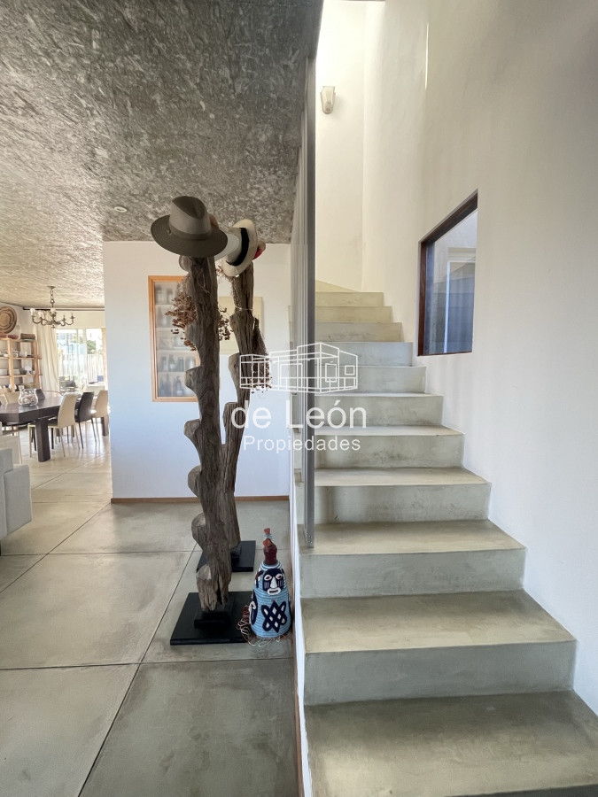 Casa ID.15125 - EN VENTA COMODA CASA EN MONTOYA FRENTE AL MAR 5 DORMITORIOS