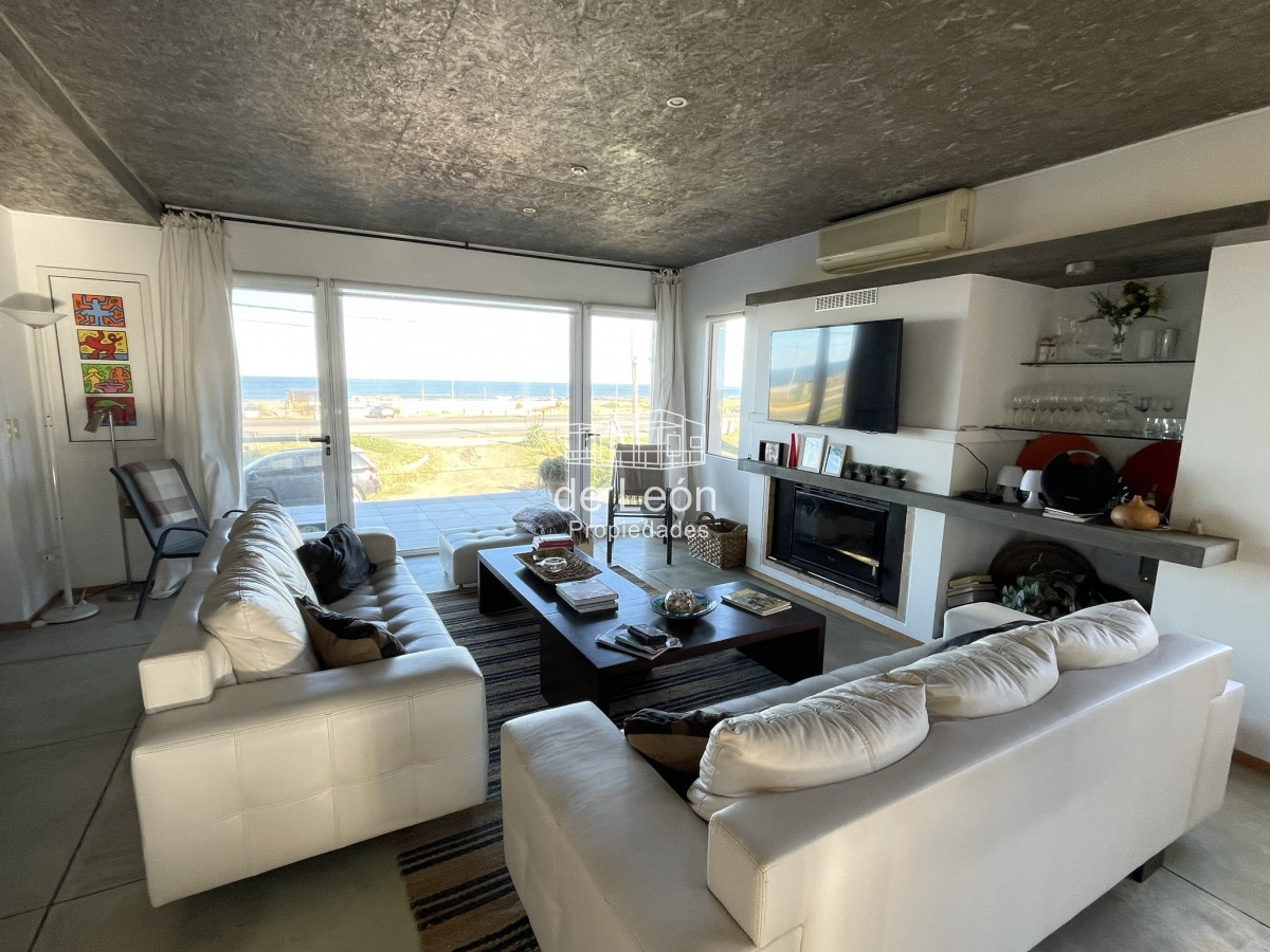 Casa ID.15125 - EN VENTA COMODA CASA EN MONTOYA FRENTE AL MAR 5 DORMITORIOS