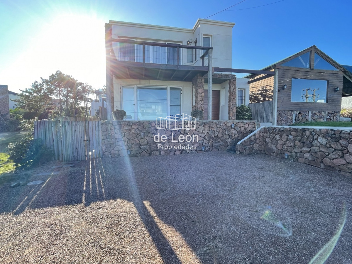 Casa ID.15125 - EN VENTA COMODA CASA EN MONTOYA FRENTE AL MAR 5 DORMITORIOS