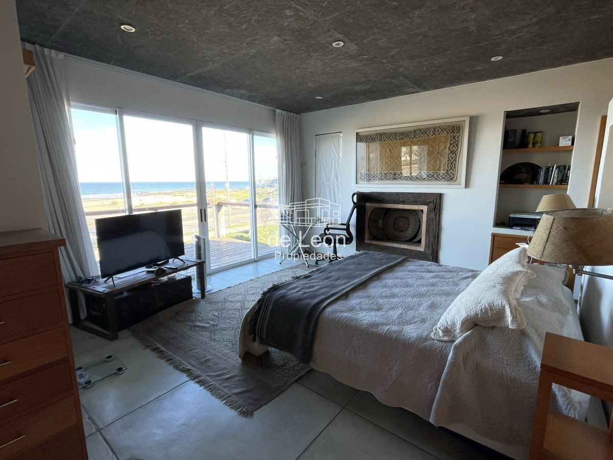 Casa ID.15125 - EN VENTA COMODA CASA EN MONTOYA FRENTE AL MAR 5 DORMITORIOS