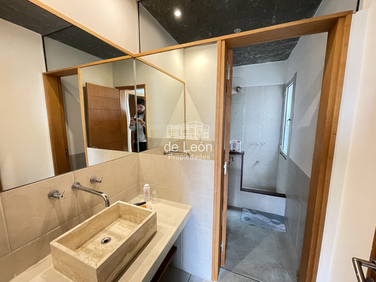 Casa ID.15125 - EN VENTA COMODA CASA EN MONTOYA FRENTE AL MAR 5 DORMITORIOS