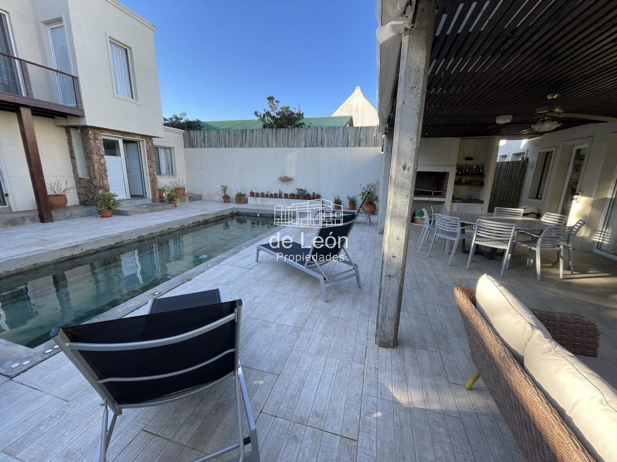 Casa ID.15125 - EN VENTA COMODA CASA EN MONTOYA FRENTE AL MAR 5 DORMITORIOS