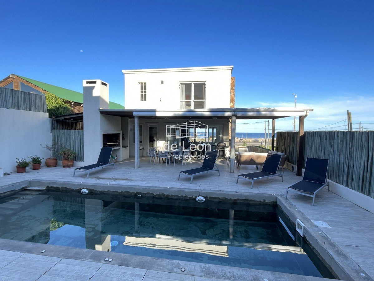 Casa ID.15125 - EN VENTA COMODA CASA EN MONTOYA FRENTE AL MAR 5 DORMITORIOS