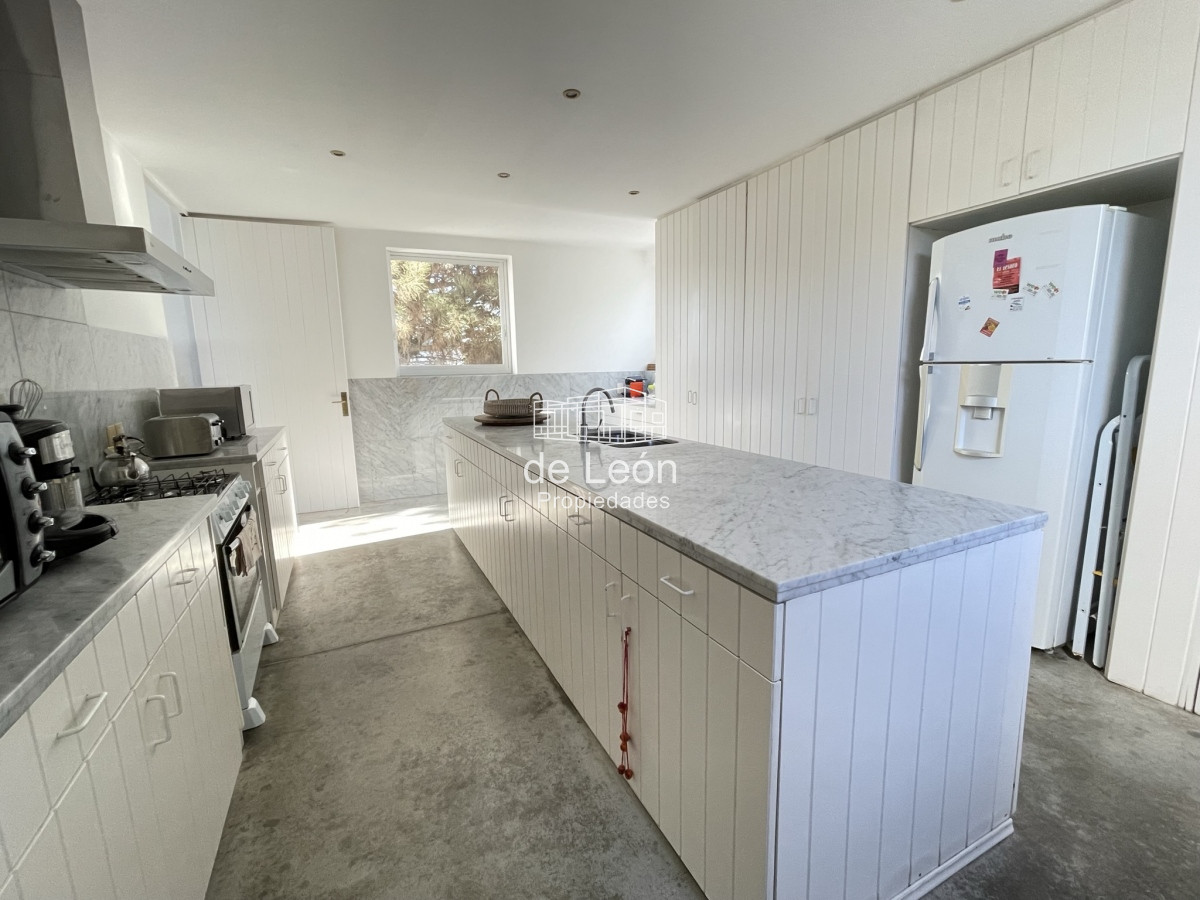 Casa ID.15287 - Proa, espectacular propiedad de 5 dormitorios a pasos del mar. 