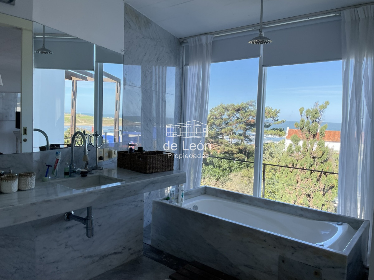 Casa ID.15287 - Proa, espectacular propiedad de 5 dormitorios a pasos del mar. 