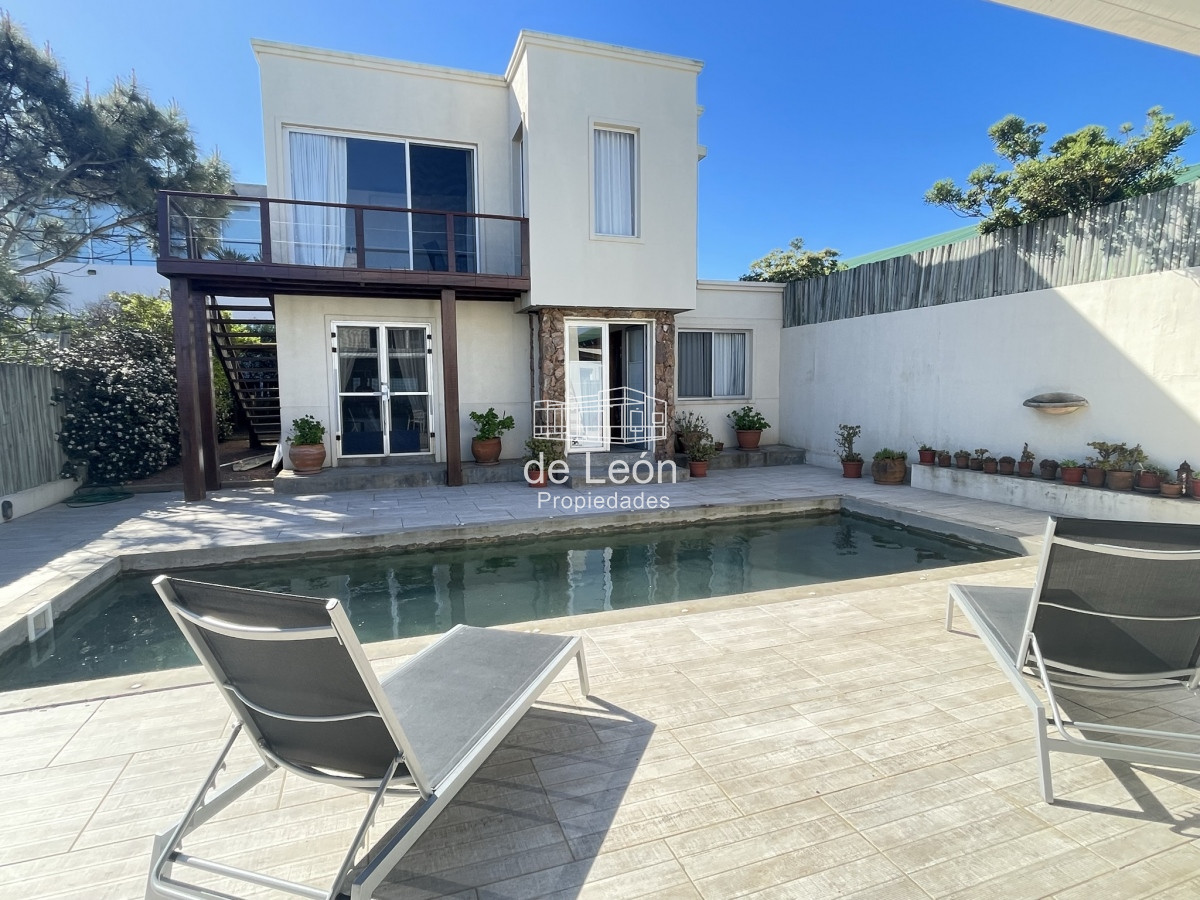 Casa ID.15125 - EN VENTA COMODA CASA EN MONTOYA FRENTE AL MAR 5 DORMITORIOS