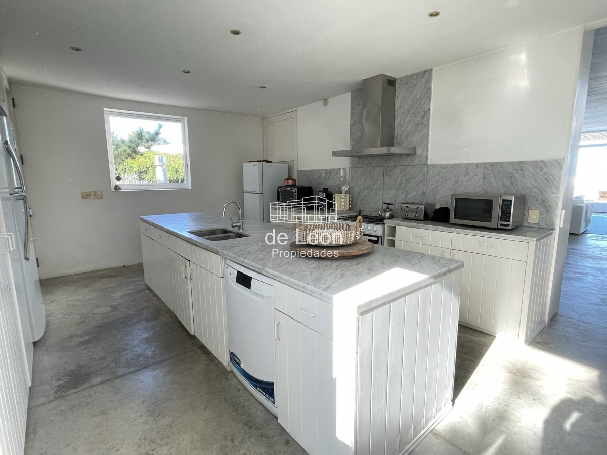 Casa ID.15287 - Proa, espectacular propiedad de 5 dormitorios a pasos del mar. 